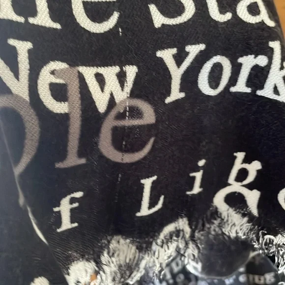 Scarf Cashmere Black and White Text Print New York Theme - Picture 4 of 4